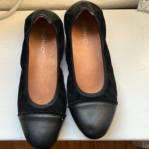 Vionic black suede cap toe ballet flats, 8